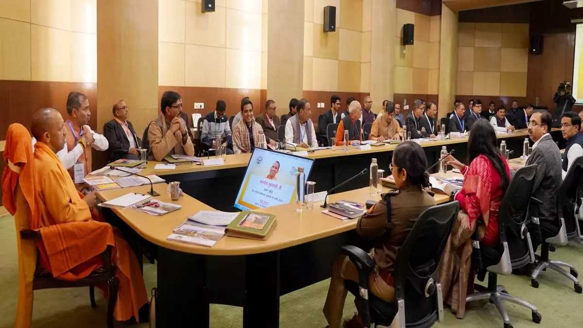 जनप्रतिनिधियों और अधिकारियों के साथ मुख्यमंत्री योगी ने की समीक्षा बैठक, कई मुद्दों पर हुई चर्चा